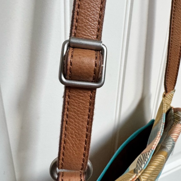 Fossil Key-Per Floral Cotton Canvas Crossbody Bag. 9.5” by 10” by 0.5” - Picture 5 of 12